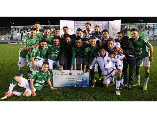Sarmiento eliminó a Sacachispas en un atractivo duelo que tuvo de todo