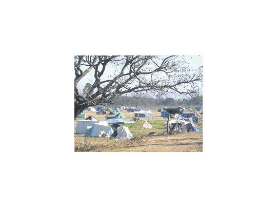 Las tomas y piquetes recrudecieron en las últimas horas en las localidades jujeñas de Perico y Monterrico, en medio del plan de entrega de lotes lanzado por Barrionuevo para intentar calmar la tensión.