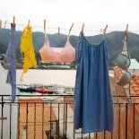 Con sol fuerte, la exposición directa puede acelerar el desgaste de telas y colores. Con sol fuerte, la exposición directa puede acelerar el desgaste de telas y colores.