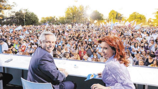 Juntos. Alberto Fernández le agradeció ayer a Cristina de Kirchner por la participación en el acto de cierre.