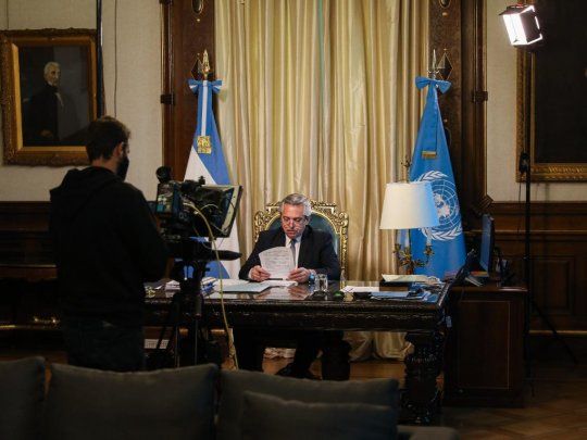 Grabado. Alberto Fernández, en su despacho durante la grabación del mensaje que emitió Naciones Unidas.&nbsp;