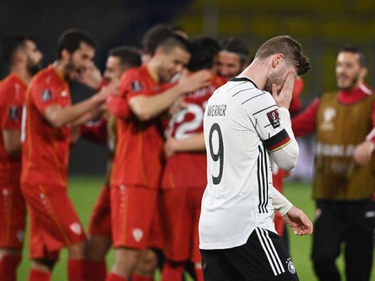 Macedonia festeja la histórica victoria sobre Alemania mientras sufre Timo Werner.