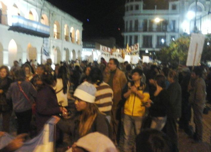 En la plaza 9 de Julio de Salta se reunió gran cantidad de manifestantes.