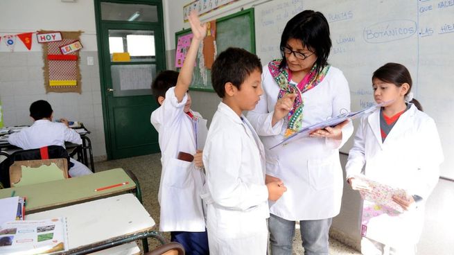 El incremento se aplicaría sobre los salarios de docentes estatales de todo el país.&nbsp;