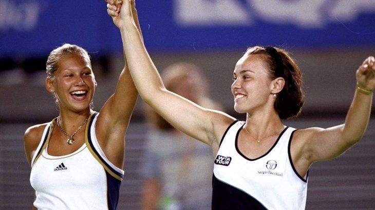 Anna Kournikova y Martina Hingis celebran su título de dobles femenino en el Abierto de Australia de 1999.