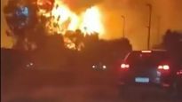 Bomberos y efectivos de la Policía Bonaerense trabajan en la zona.