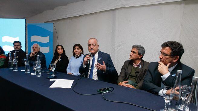 Javier Noguera, con el micrófono, durante la presentación del Frente Fuerza Patria en Tucumán, acompañado por la senadora nacional Mendoza y el diputado nacional Yedlin.
