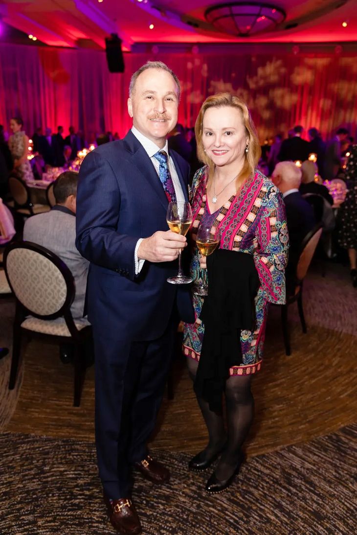 Stephanie y el Dr.Peter Lamelas, el nuevo embajador norteamericano llegaría a Buenos Aires en la primer quincena de Abril. Un ferviente republicano, de origen Cubano, es un gran amante del vino argentino y las buenas comidas. Las relaciones con la Argentina y con quienes hasta ahora abrevaban de “La Embajada”, van a cambiar Stephanie y el Dr.Peter Lamelas, el nuevo embajador norteamericano llegaría a Buenos Aires en la primer quincena de Abril. Un ferviente republicano, de origen Cubano, es un gran amante del vino argentino y las buenas comidas. Las relaciones con la Argentina y con quienes hasta ahora abrevaban de “La Embajada”, van a cambiar