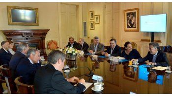 ámbito.com | Previamente, Macri encabezó la primera reunión del gabinete nacional ampliado del año, donde se analizaron diferentes temas, entre ellos medidas para reforzar los operativos para asistir a los damnificados por las inundaciones en las provincias del país.