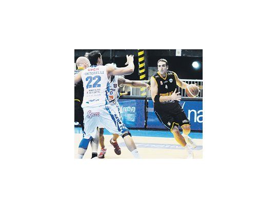 En el «Tachero» sobresalieron el pivote Juan Gutiérrez, con 36 tantos, y el ala pivote Theron Smith, con 16.