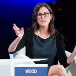 Cathie Wood es una de las protagonistas de Wall Street y apuesta por acciones tecnológicas. Cathie Wood es una de las protagonistas de Wall Street y apuesta por acciones tecnológicas.