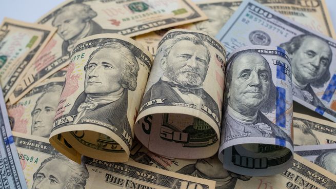 El dólar alcanzó un pico máximo en casi dos años en Uruguay, en medio del contraste que suponen la baja de tasas de la Fed y la posible aprobación del plebiscito del PIT-CNT.