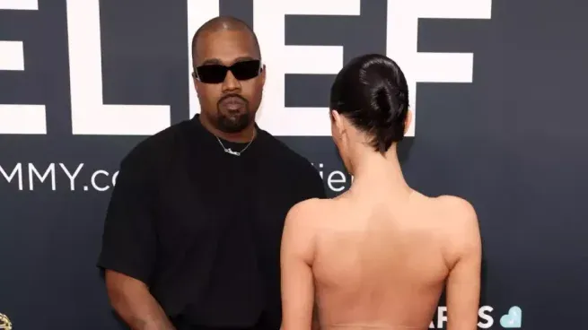  Bianca Censori y Kanye West en la alfombra roja de los Grammy 2025 antes de su polémica expulsión
