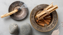 El palo santo puede ser un buen instrumento para atraer buenas energías según el Feng Shui.&nbsp;