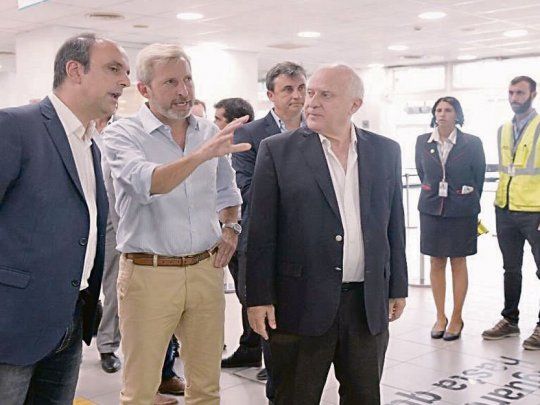 Incómodos. El candidato de Cambiemos, José Corral, llegó hasta el aeropuerto de Rosario y fue parte de la foto entre el ministro del Interior Rogelio Frigerio y el gobernador socialista Miguel Lifschitz.&nbsp;
