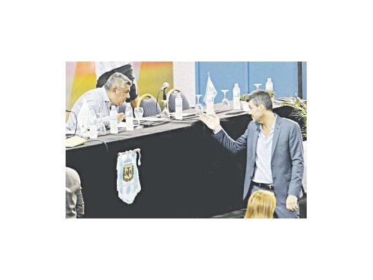 ClaudioTapia y Marcelo Tinelli, dos candidatos a las próxima elecciones de AFA. Los clubes grandes, con el  aval del empresario televisivo, quieren crear una superliga; los del interior, que apoyan a “Chiqui”, se oponen.