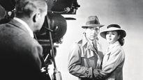 Casablanca. La inmortal escena, con Humphrey Bogart, Ingrid Bergman y (de espaldas) Michael Curtiz.