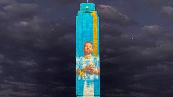 el monumento a la bandera se vistio de celeste y blanco para alentar a la seleccion
