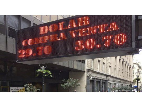 El dólar avanzó 2,9% al récord de $ 30,72 (BCRA licitará u$s 500 millones para saciar demanda)