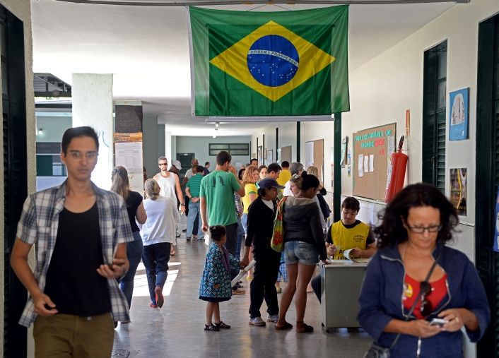 Brasil: ganó Dilma, pero balotaje con Neves se presenta cuesta arriba (foto 5)
