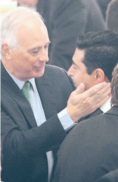Otro estratega, el cacique radical Enrique Nosiglia, saluda al presidente de Boca Juniors Daniel Angelici, quien reeligió en la silla de ese club que fue el comienzo de la carrera de Mauricio Macri.