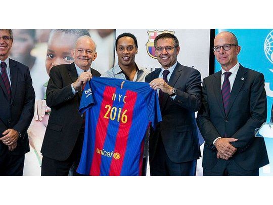 Ronaldinho anunció que jugará un año más al fútbol.