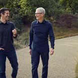 Tim Cook junto a su futuro sucesor, John Ternus. Tim Cook junto a su futuro sucesor, John Ternus.