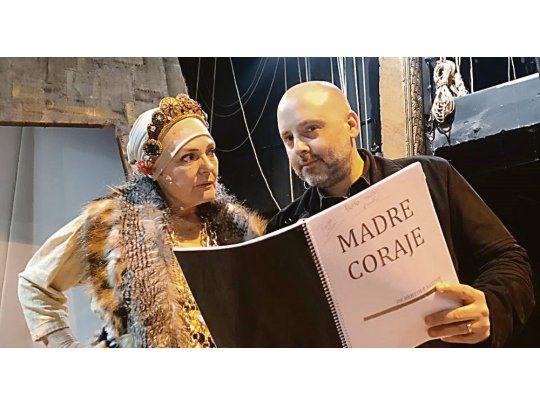 Madre coraje. Claudia Lapacó y José María Muscari en uno de los ensayos de la obra, que subirá a escena el próximo viernes.