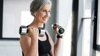 Hacer ejercicio después de los 60 puede fortalecer músculos y huesos, reducir riesgo de caídas y mejorar autonomía funcional. Hacer ejercicio después de los 60 puede fortalecer músculos y huesos, reducir riesgo de caídas y mejorar autonomía funcional.