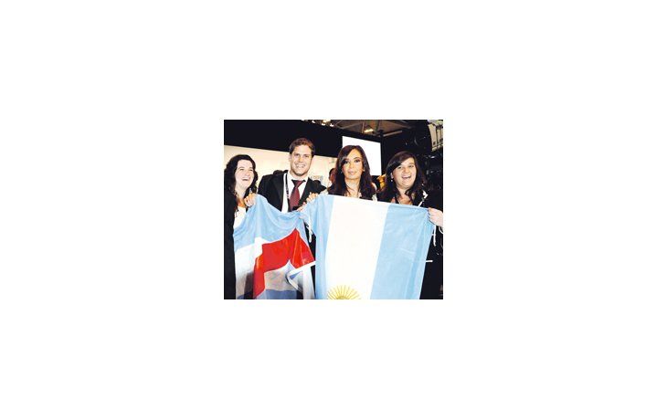 ámbito.com | Cristina de Kirchner festejó ayer los goles de la Selección con la Bandera argentina a cuestas y abrazada a otros hinchas argentinos.