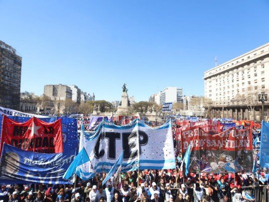Organizaciones sociales se congregaron en las inmediaciones del Congreso para conocer los resultados de la votación.
