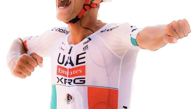 La explosión emocional de Isaac del Toro tras cruzar la línea de llegada y coronoarse campeón del UAE Tour 2026.