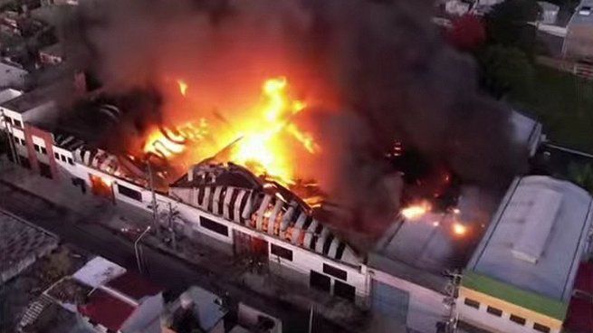 Empleados dijeron que el incendio comenzó cuando quisieron precalentar una máquina.