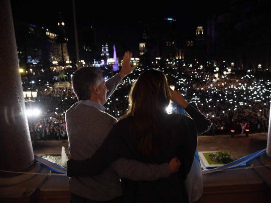 Macri saluda a la multitud desde el balcón de la Rosada.&nbsp;
