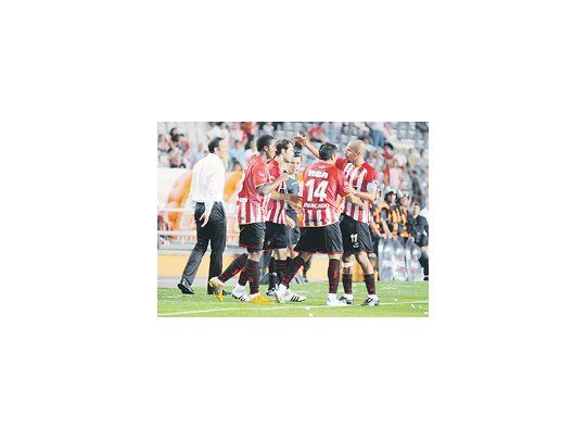 El abrazo a Boselli, quien abrió el marcador para Estudiantes. Entre quienes lo abrazaron se encuentra Verón, tributado con una victoria por sus compañeros.
