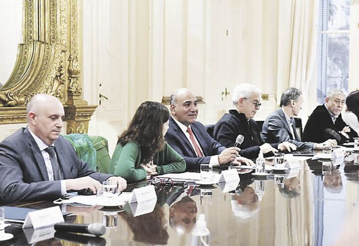 gabinete. Juan Manzur junto a la ministra de Economía, Silvina Batakis, en la primera reunión del Gabinete nacional de la que participó la funcionaria.