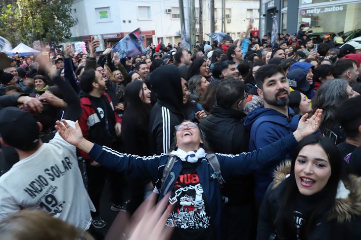 Se calcula que un millón de personas pasaron a despedir al Indio Solari. Se calcula que un millón de personas pasaron a despedir al Indio Solari.