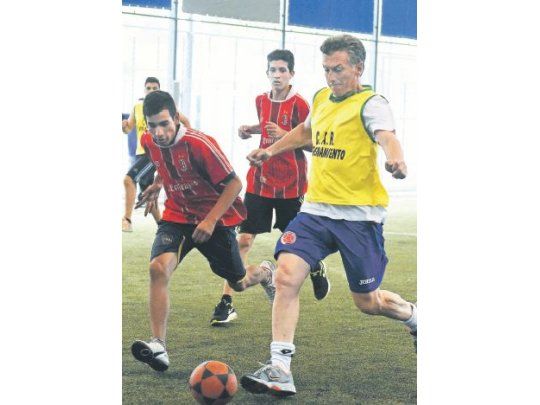 Mauricio Macri apura la campaña bonaerense. Ayer jugó al fútbol en Moreno y seguirá de gira por ese territorio toda esta semana.