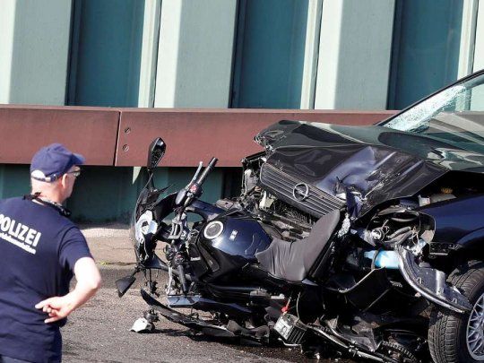 Un polic&iacute;a examina el auto con el que se perpetr&oacute; el supuesto atentado islamista en la autopista de Berl&iacute;n.