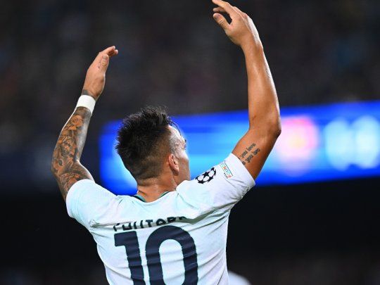 Goleador. Lautaro Martínez convirtió en el 3 a 3 de Inter en Barcelona.