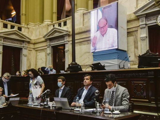 DUPLA K. El presidente de la comisión de Previsión Social, Marcelo Casaretto, presente en el recinto en la previa de la firma del dictamen sobre jubilaciones. El de Presupuesto y Hacienda, Carlos Heller, participó vía virtual.
