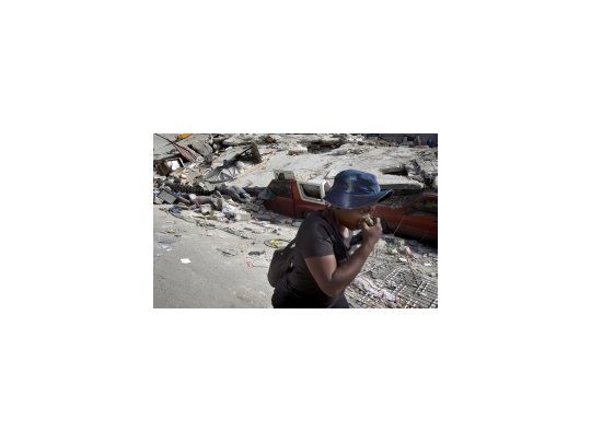 Los habitantes buscan refugio en medio de un panorama desolador.
