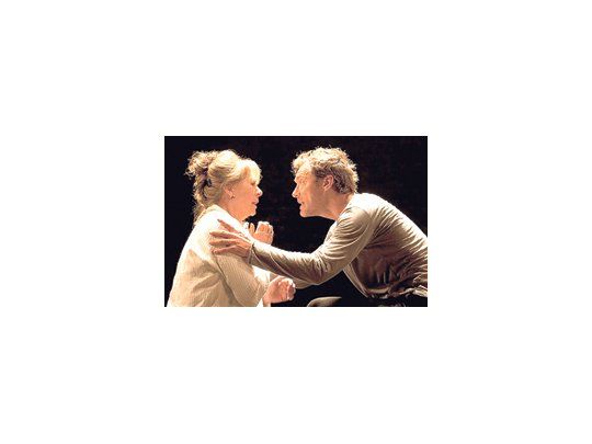 Jude Law y Penelope Wilton en «Hamlet», uno de los títulos que junto con otros, protagonizados por figuras como Helen Mirren o Judi Dench, llenaron los teatros del West End londinense.