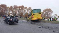 Un hombre murió a causa del brutal impacto entre su vehículo y el colectivo