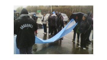 Continúan los piquetes y las protestas en distintas rutas de acceso al yacimiento.