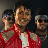 Michael recaudó más de 300 millones de dólares a nivel mundial en su primer fin de semana en los cines. Michael recaudó más de 300 millones de dólares a nivel mundial en su primer fin de semana en los cines.