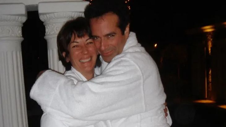 Copperfield junto a Ghislaine Maxwell, ex pareja y cómplice de Epstein. En la foto, ambos parecen cómodos y relajados. 