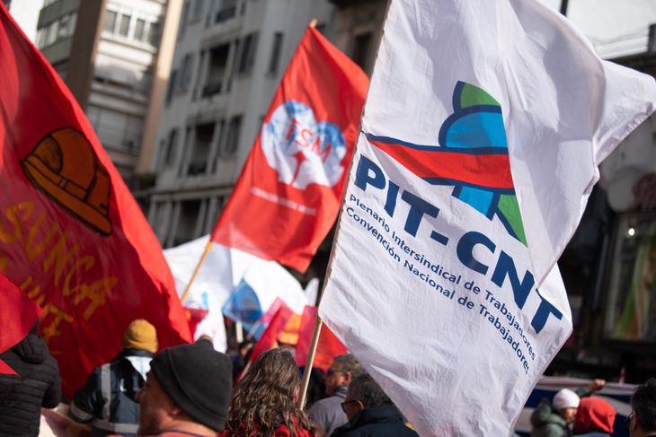 El PIT-CNT insistió en la implementación de un impuesto al 1% más rico del país para financiar políticas que reduzcan la pobreza infantil. El PIT-CNT insistió en la implementación de un impuesto al 1% más rico del país para financiar políticas que reduzcan la pobreza infantil.
