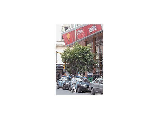 Dos clientes de un restorán resultaron heridos luego de quedelincuentes irrumpieron en el local, siguiendo a unapersona que creyeron había retirado dinero.