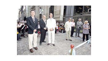 ámbito.com | Tres coquetos ayer en el acto de reapertura de la reformada calle Reconquista de la Capital Federal. Mauricio Macri, Hernán Lombardi y Daniel Chaín, recuperando la línea después del vendaval Posse.